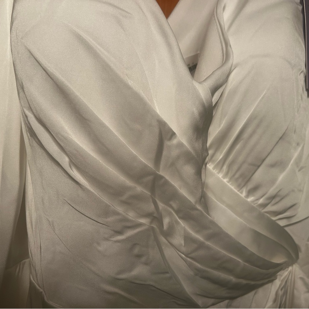 Wedding dress-never worn - Picture 4 of 11